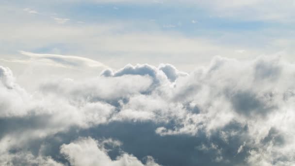 Cloudscape Geweldige mooie blauwe lucht. Schilderachtige tijdspanne van witte pluizige wolken die zachtjes bewegen — Stockvideo