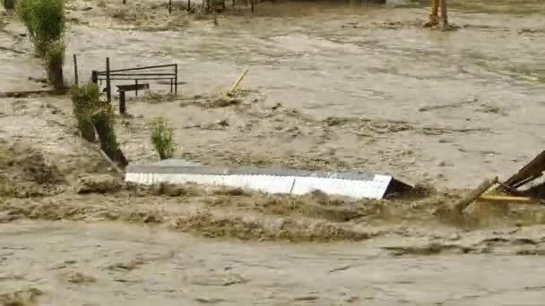 Záplavy, Přetékání řeky, Ekologická katastrofa, Problém globálního oteplování — Stock video
