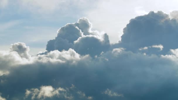 Cloudscape Amazing Beautiful Blue Sky. Malebný časový úsek bílých nadýchaných mraků, které se tiše pohybují — Stock video