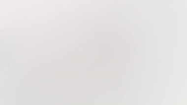 İnanılmaz güzel bulutlar arasında uçuyor. Açık mavi gökyüzünde yavaşça hareket eden beyaz tüylü bulutların resimli zamanlaması.