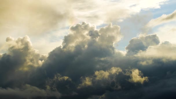 日没の壮大な嵐の熱帯の雲。4K UHDタイムラプス. — ストック動画