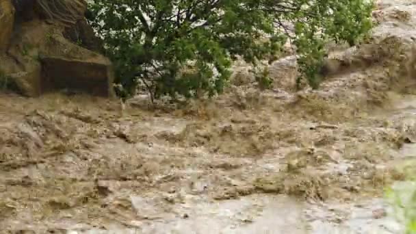 Contaminación de la basura del río sucio. Aguas residuales flotando. Calentamiento global 4K, Desastre del agua — Vídeos de Stock