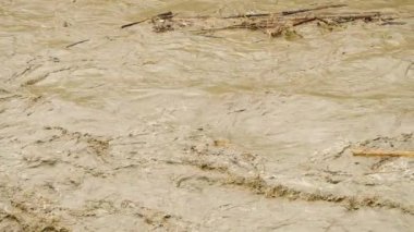Kirli su. Sea River Gölü çöp kirliliği. Kanalizasyon akıyor. Küresel ısınma 4K