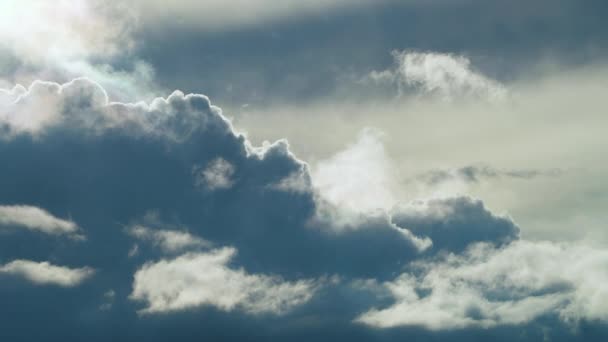 구름 배경 이 있는 아름다운 푸른 하늘. 하늘 구름. 구름 이 하늘을 뒤덮고 구름 이 파랗게 빛납니다. 구름 과 태양 이 있는 푸른 하늘. — 비디오