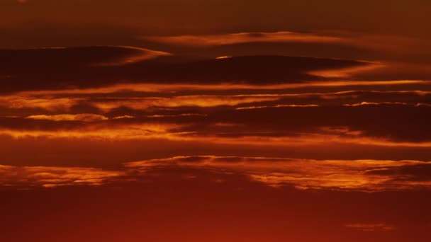 Cielo rojo y naranja al atardecer con nube, lapso de tiempo del paisaje nuboso Fondo, noche de día Cielo dramático — Vídeos de Stock