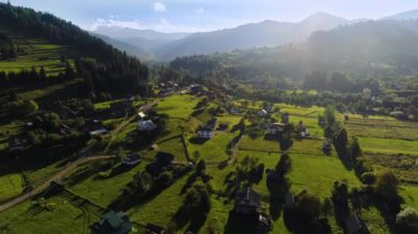 Günbatımı Drone Manzarası, köyün havadan görünüşü, Mavi Gök ile Dağ ve Orman