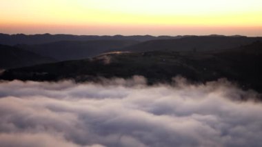Dağda Bulutlar ve Puslar, Ormanlı Yüksek Tepeler, Muhteşem Sabah Gündoğumu Doğal Manzara