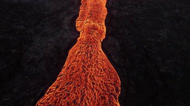 Lava Nehri, İzlanda 'daki Magma Nehri' ndeki Volkanik Patlama Kuşbakışı Manzarası. Yüksek kalite 4k görüntü