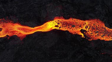 Lava Nehri, İzlanda 'daki Magma Nehri' ndeki Volkanik Patlama Kuşbakışı Manzarası. Yüksek kalite 4k görüntü