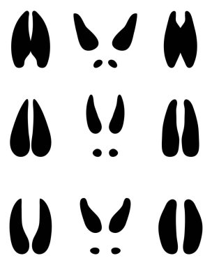 Beyaz arka planda siyah geyik ayak izleri.