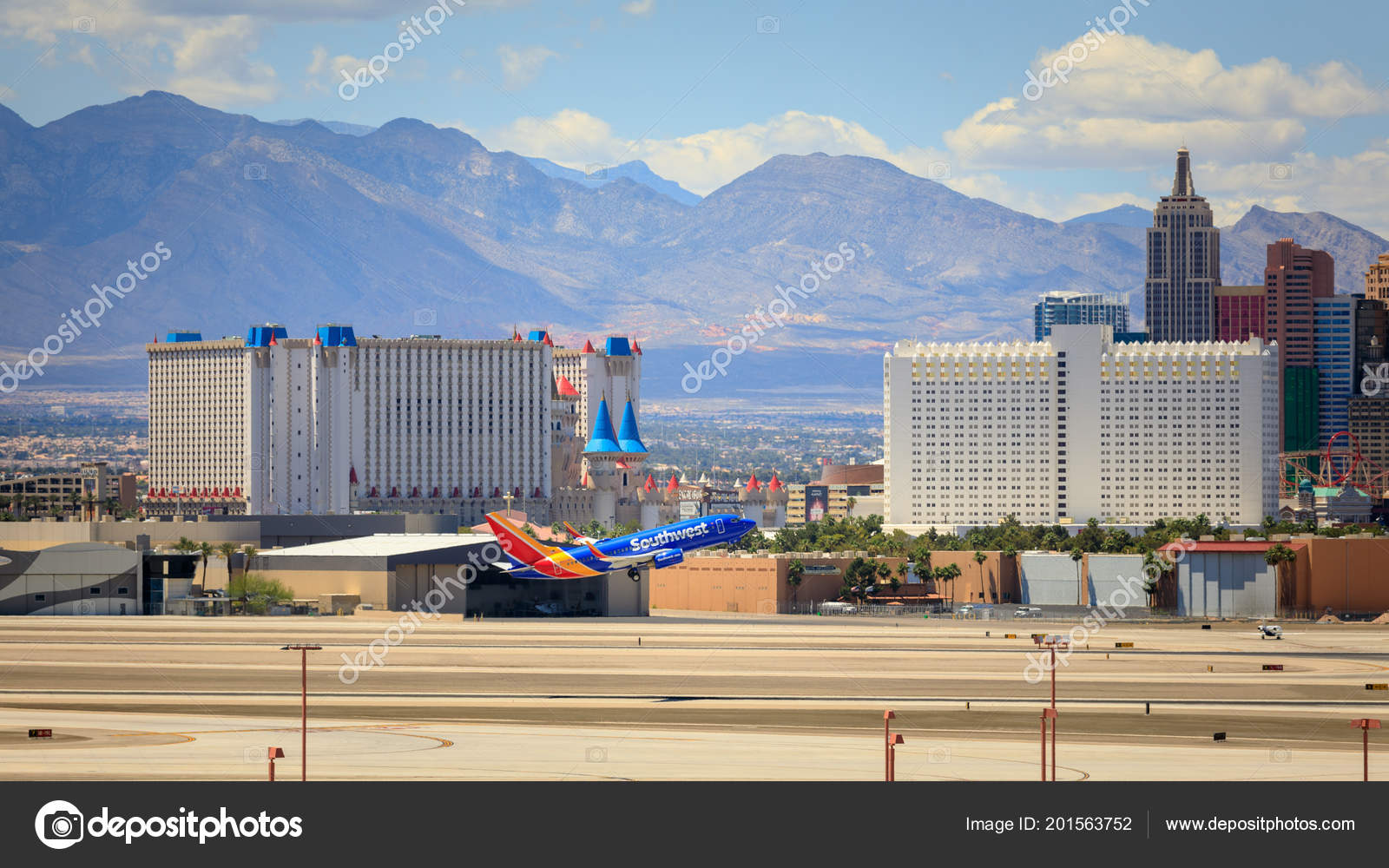 Las vegas nevada 29 de mayo de 2018 línea aérea de sudoeste en el aeropuerto de mccarran con horizonte de vegas en las vegas nevada foto de