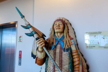 Las Vegas, Nevada - 27 Mayıs 2018: Amerikan yerli Kızılderili heykeli büyük kanyon Park