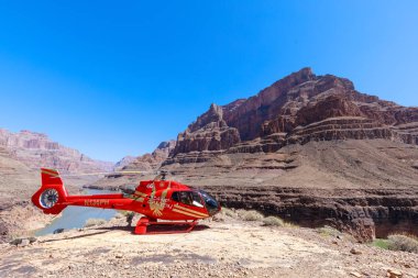 Büyük Kanyon alt yakınlarında park etmiş bir helikopter doğal görüntüsünü