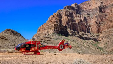 Büyük Kanyon alt yakınlarında park etmiş bir helikopter doğal görüntüsünü