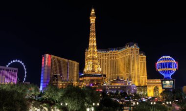 Las Vegas, Nevada - 27 Mayıs 2018: Cephe Paris Las Vegas otel ve Casino Las Vegas soymak gece