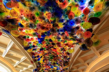 Renkli Fiori di Como cam çiçek yapısı heykeltıraş Bellagio hotel and casino Las Vegas strip üzerinde lobisinde Chihuly tarafından