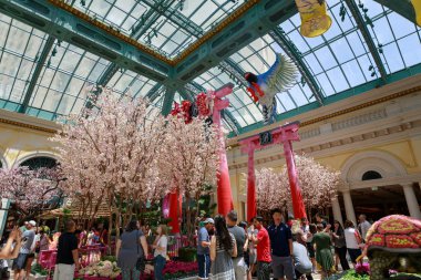 Las Vegas, Nevada - 28 Mayıs 2018: Bellagio Hotel Konservatuarı ve Botanik Bahçeleri Las Vegas toplayan