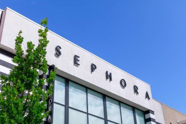 Portland, Oregon - 21 Mayıs 2018: Sephora işareti, Washington Meydanı, alışveriş merkezi Portland kozmetik markası