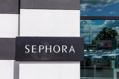 Portland, Oregon - 21 Mayıs 2018: Sephora işareti, Washington Meydanı, alışveriş merkezi Portland kozmetik markası
