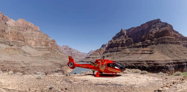 Las Vegas, Nevada - 27 Mayıs 2018: Manzara ateş helikopter Grand Canyon alt yakınlarında park
