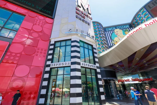 Las Vegas, Nevada - 27 Mayıs 2018: Sephora kozmetik dükkanı Miracle Mile Mağazaları Las vegas şerit