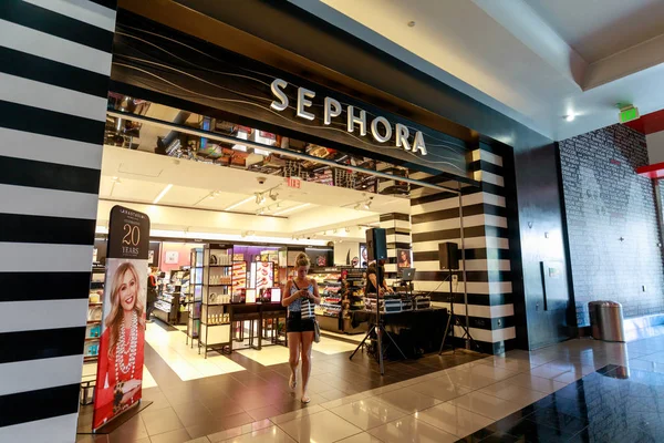 Las Vegas, Nevada - 27 Mayıs 2018: Sephora kozmetik dükkanı Miracle Mile Mağazaları Las vegas şerit