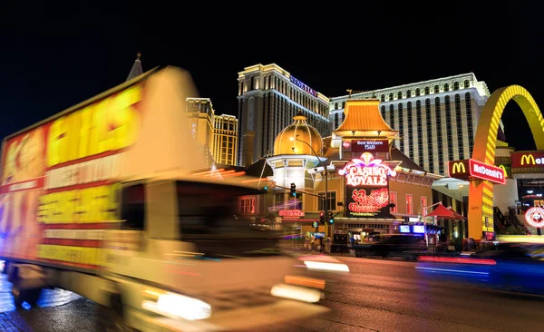Las Vegas, Nevada - 27 Mayıs 2018: Casino Royale ve Venetian Resort Hotel Casino, South Las Vegas Boulevard geceleri