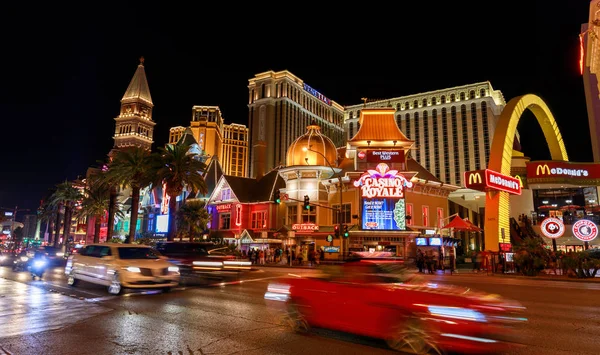Las Vegas, Nevada - 27 Mayıs 2018: Casino Royale ve Venetian Resort Hotel Casino, South Las Vegas Boulevard geceleri