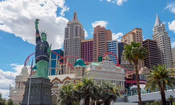 Las Vegas, Nevada - 28 Mayıs 2018: New York-New York otel casino gökdelen kuleleri ve Las Vegas, Nevada yinelemede Anıtı ile etkileyici New York şehir silüeti oluşturma.