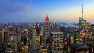 New York, Amerika Birleşik Devletleri - 9 Mayıs 2018: Manhattan şehir manzarası gökdelenler gün batımında