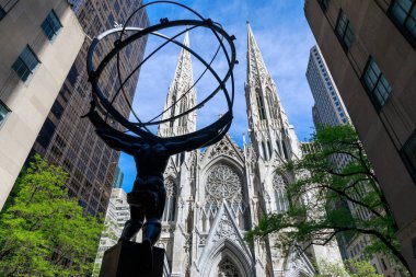 New york, Amerika Birleşik Devletleri - 12 Mayıs 2018: Atlas heykeli ve Fifth Avenue, Manhattan, New York City'de bulunan St. Patrick Katedrali