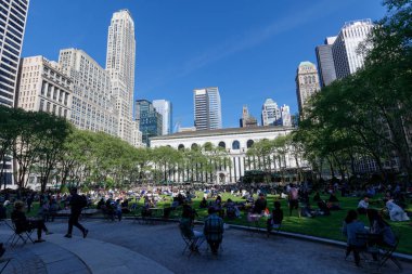 New York, Amerika Birleşik Devletleri - 12 Mayıs 2018: Bryant Park New York City, NY bahar günde zevk insanlar. Bryant Park Manhattan'ın merkezinde bir 9,603 acre özel olarak yönetilen park vardır