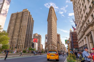 New york, Amerika Birleşik Devletleri - 12 Mayıs 2018: yassı demir bina cephe, şimdiye kadar yapılmış, Nyc Fifth Avenue ve taksi taksi ile ilk gökdelenler