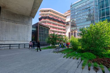 Manhattan, New York City - 10 Mayıs 2018: Yüksek hat toplayan. Bir tarihi Yük demiryolu hattı, New York City, Manhattan üzerinde kentsel kamu parki.