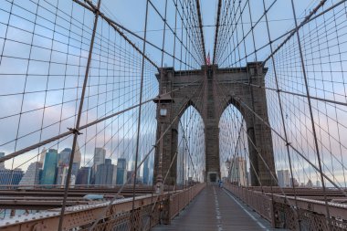 Manhattan, New York City - 10 Mayıs 2018: The Brooklyn Bridge New York skyline ile