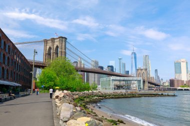 Manhattan, New York City - 10 Mayıs 2018: The Brooklyn Bridge New York skyline ile