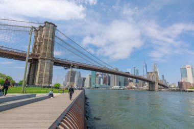 Manhattan, New York City - 10 Mayıs 2018: The Brooklyn Bridge New York skyline ile