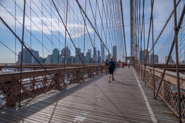 Manhattan, New York City - 10 Mayıs 2018: The Brooklyn Bridge New York skyline ile