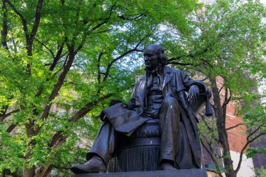 Manhattan, New York City - 10 Mayıs 2018: Nyc lower Manhattan City Hall Park'ta bronz heykel