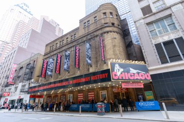 New York, ABD - 6 Mayıs 2018: Broadway, Manhattan cephe Chicago müzikal binada
