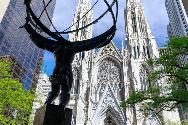 New york, Amerika Birleşik Devletleri - 12 Mayıs 2018: Atlas heykeli ve Fifth Avenue, Manhattan, New York City'de bulunan St. Patrick Katedrali