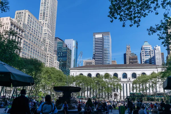 2018年5月12日 人们在纽约纽约市的科比公园享受春天的日子 布莱恩特公园是一个9603英亩的私人管理的公园在曼哈顿中心 — 图库照片