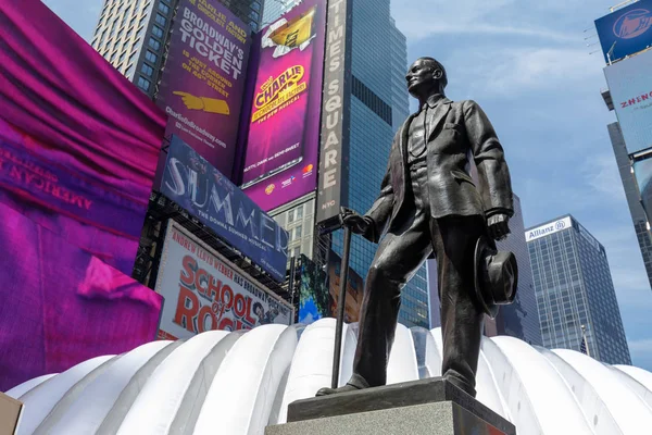 Manhattan Nueva York Mayo 2018 Estatua George Cohan Con Letreros — Foto de Stock