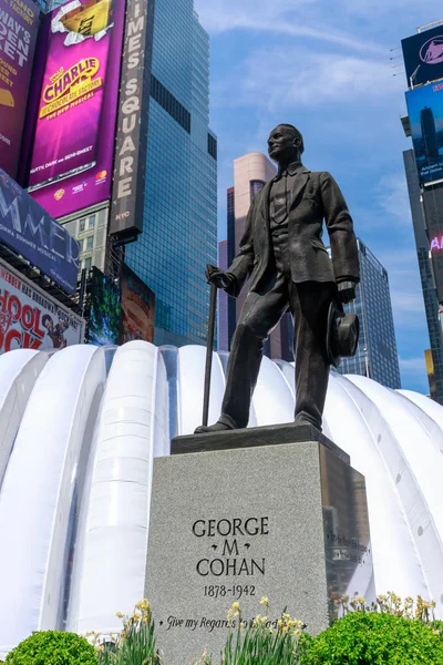 Manhattan Nueva York Mayo 2018 Estatua George Cohan Con Letreros — Foto de Stock
