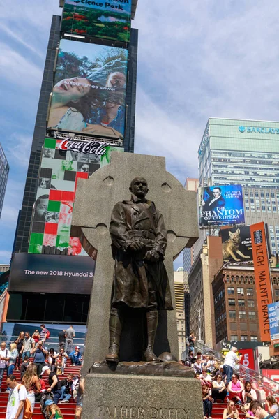 Манхеттен Нью Йорк Травня 2018 Статуя Батька Даффі Вулиці Ознаками — стокове фото