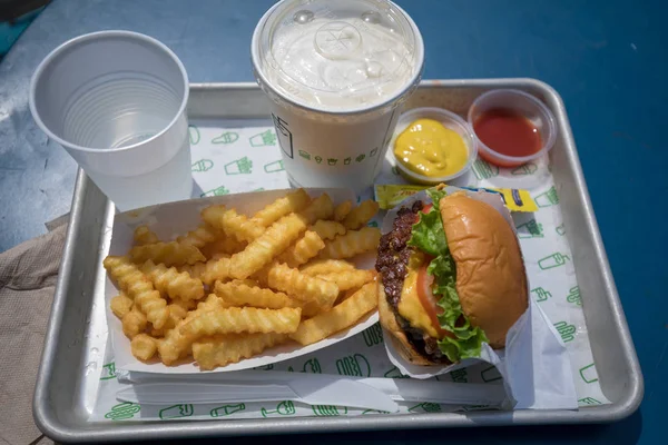 Manhattan, New York City - 10 Mayıs 2018: Burger patates NYC ile fotoğraf salla salla