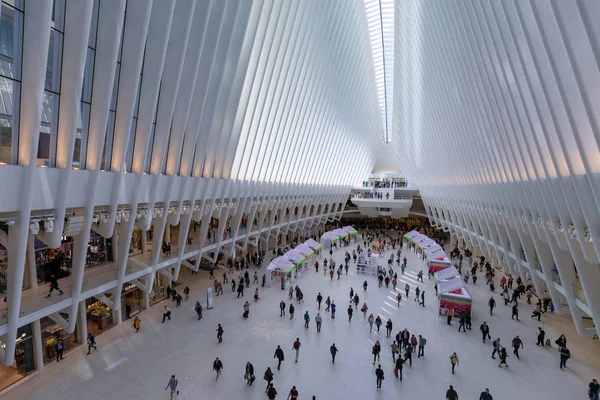 ニューヨークの人々 と白い世界貿易センター駅のマンハッタン ニューヨーク市 2018 オクルス インテリア — ストック写真