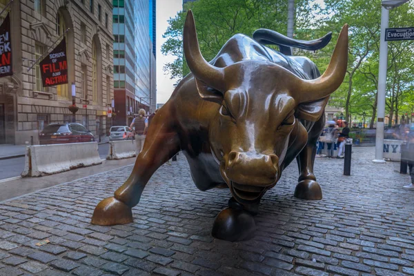 Manhattan Nueva York Mayo 2018 Estatua Del Toro Carga Centro —  Fotos de Stock