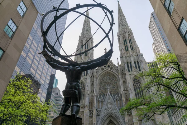 New York, ABD - 7 Mayıs 2018: Atlas heykeli ve St. Patrick Katedrali, Fifth Avenue, Manhattan, Nyc bulunan gece