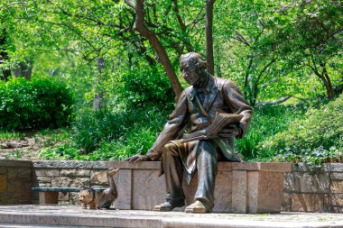New York, ABD - 8 Mayıs 2018: Hans Christian Andersen Central Park'ta Nyc, kamusal alanlardaki eserlerinden